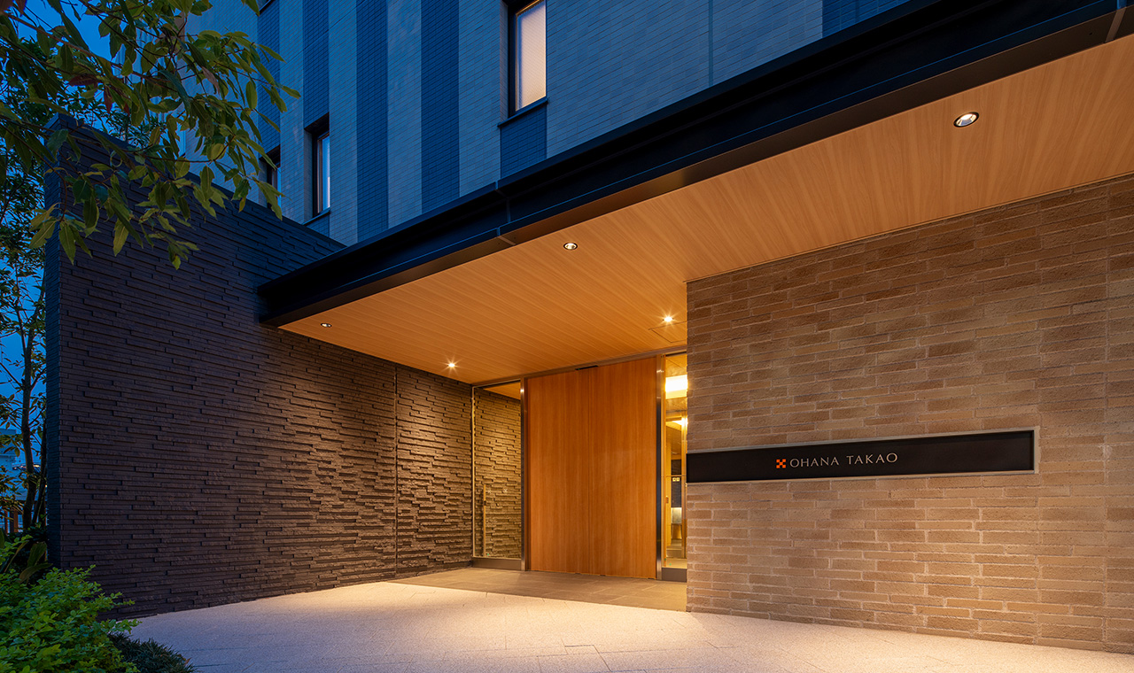 エントランス（夜）