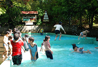 夏場はじゃぶじゃぶ池で水遊びができます。