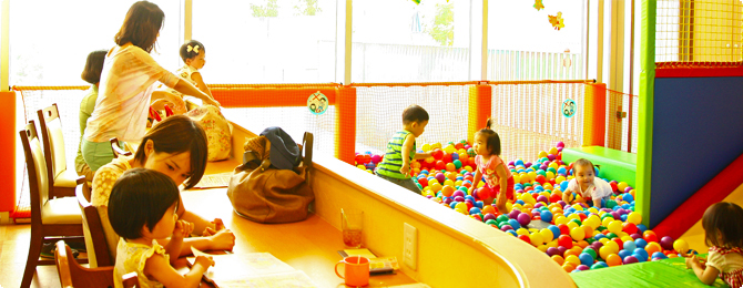 キッズスペース横のカウンターから、子どもが遊ぶ様子を見守ることができます。