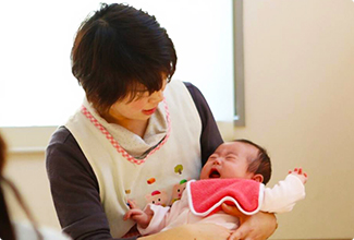 子育てママでもあるカフェのスタッフ。ゆっくりコーヒーを飲む間、子どもを見守ってくれます