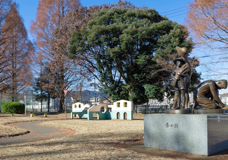 遊具やグラウンドで楽しめる「東浅川公園」